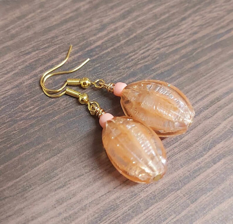 Pretty Champagne/Peach Bead Gold Tone Drop Earrings NEW image 4