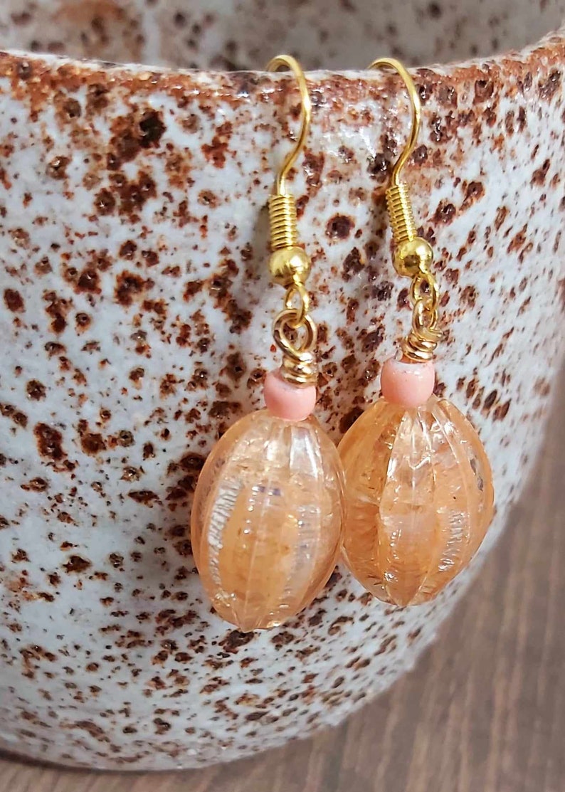 Pretty Champagne/Peach Bead Gold Tone Drop Earrings NEW image 1