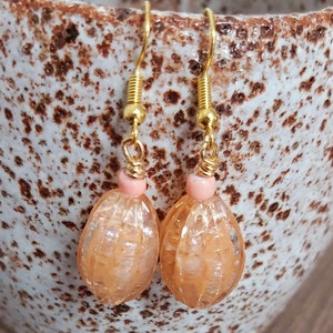 Pretty Champagne/Peach Bead Gold Tone Drop Earrings NEW image 3