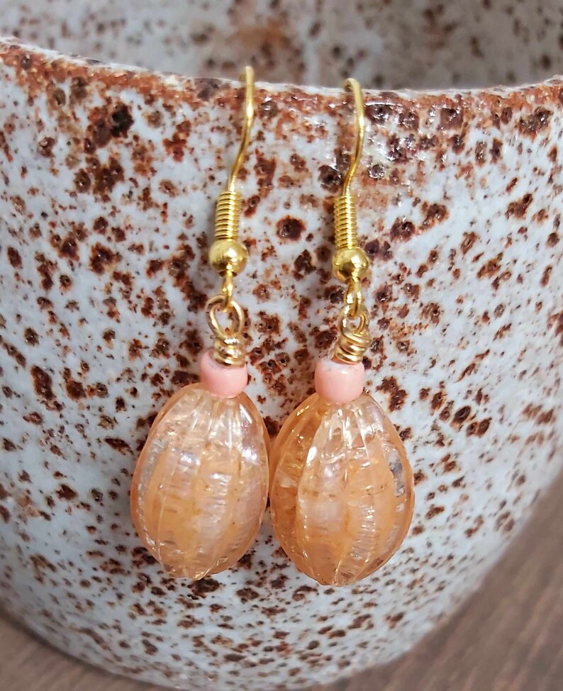 Pretty Champagne/Peach Bead Gold Tone Drop Earrings NEW image 3