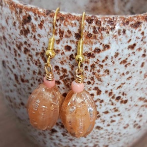 Pretty Champagne/Peach Bead Gold Tone Drop Earrings NEW image 5