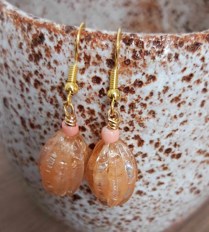 Pretty Champagne/Peach Bead Gold Tone Drop Earrings NEW image 5