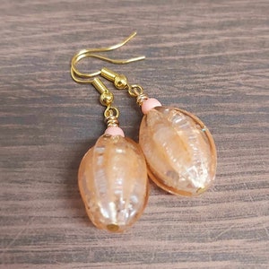 Pretty Champagne/Peach Bead Gold Tone Drop Earrings NEW image 2