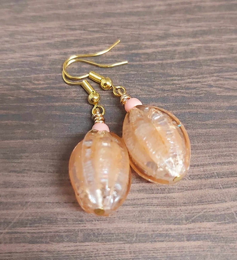 Pretty Champagne/Peach Bead Gold Tone Drop Earrings NEW image 2