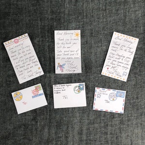 K&ouml;nnte beinhalten: F&uuml;nf bunte Umschl&auml;ge mit handgeschriebenen Notizen von der Zahnfee. Jeder Umschlag hat eine Briefmarke mit einem Zahnfee-Motiv. Die Notizen danken dem Kind f&uuml;r seinen verlorenen Zahn und ermutigen zu guter Zahnpflege.
