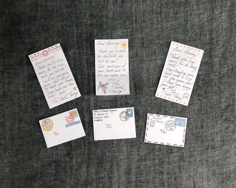 K&ouml;nnte beinhalten: F&uuml;nf bunte Umschl&auml;ge mit handgeschriebenen Notizen von der Zahnfee. Jeder Umschlag hat eine Briefmarke mit einem Zahnfee-Motiv. Die Notizen danken dem Kind f&uuml;r seinen verlorenen Zahn und ermutigen zu guter Zahnpflege.