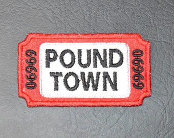 bilet na haftowaną naszywkę pound town | śmieszna naszywka | sarkastyczna naszywka | naszywka do prasowania | naszywka do przyszycia | naszywka motocyklowa | naszywka na czapkę