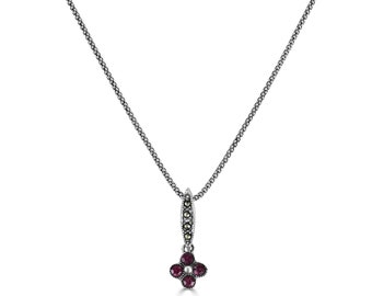 Può includere: Una collana con catena d'argento con un ciondolo che presenta un gruppo di quattro pietre preziose viola e una pietra a forma di marquise accentata da piccole pietre nere.