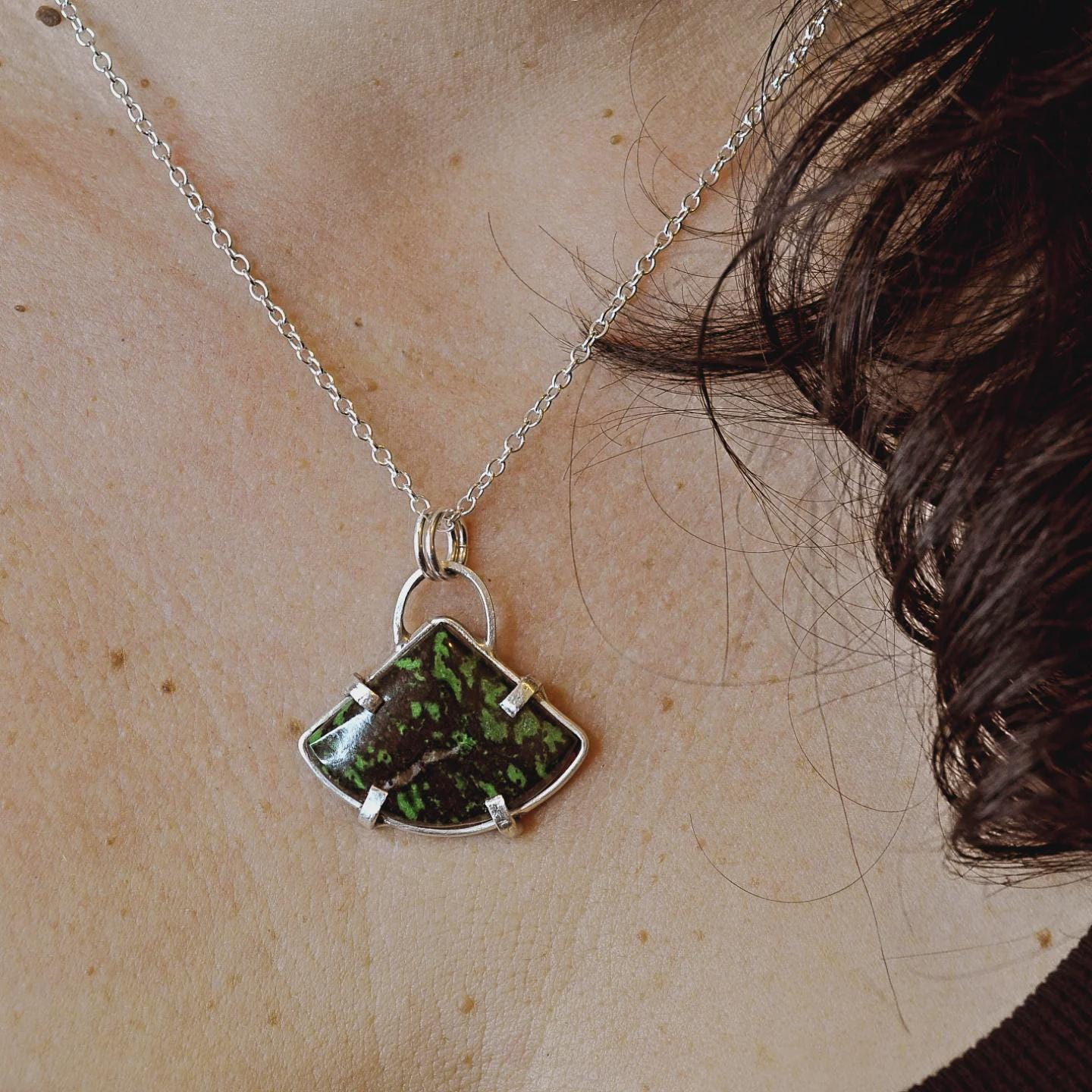 Pendentif En Jade Omphacite (variété Chrome) - Cabochon 54 Carats - Neuf Avec étiquettes - Italie