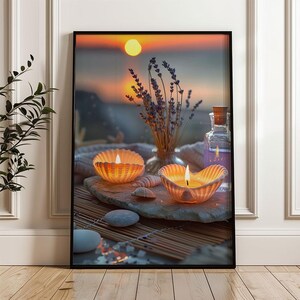 Peut inclure: Deux coquillages blancs avec des bougies allumées à l'intérieur, entourés de pierres et de fleurs de lavande. L'arrière-plan montre un coucher de soleil sur l'océan.