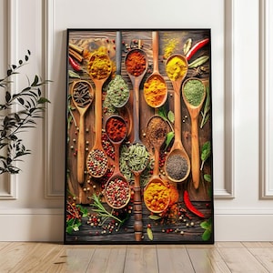 Puede incluir: Impresión enmarcada que muestra cucharas de madera llenas de diversas especias, como cúrcuma, pimentón y granos de pimienta. Las especias están dispuestas sobre una superficie de madera, con chiles rojos y hierbas verdes.