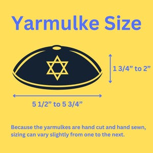 Pode incluir: Um solid&eacute;u azul marinho com uma Estrela de David dourada, sobre um fundo amarelo. O texto "Yarmulke Size" est&aacute; acima. Dimens&otilde;es: 14 cm a 14,6 cm de largura e 4,4 cm a 5,1 cm de altura.