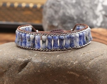 Bracciale con perline tubolari di sodalite blu, polsino avvolgente in pelle, gioielli boho