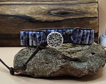 Bracciale avvolgente in pelle e sodalite boho: polsino con perline di pietra fatto a mano
