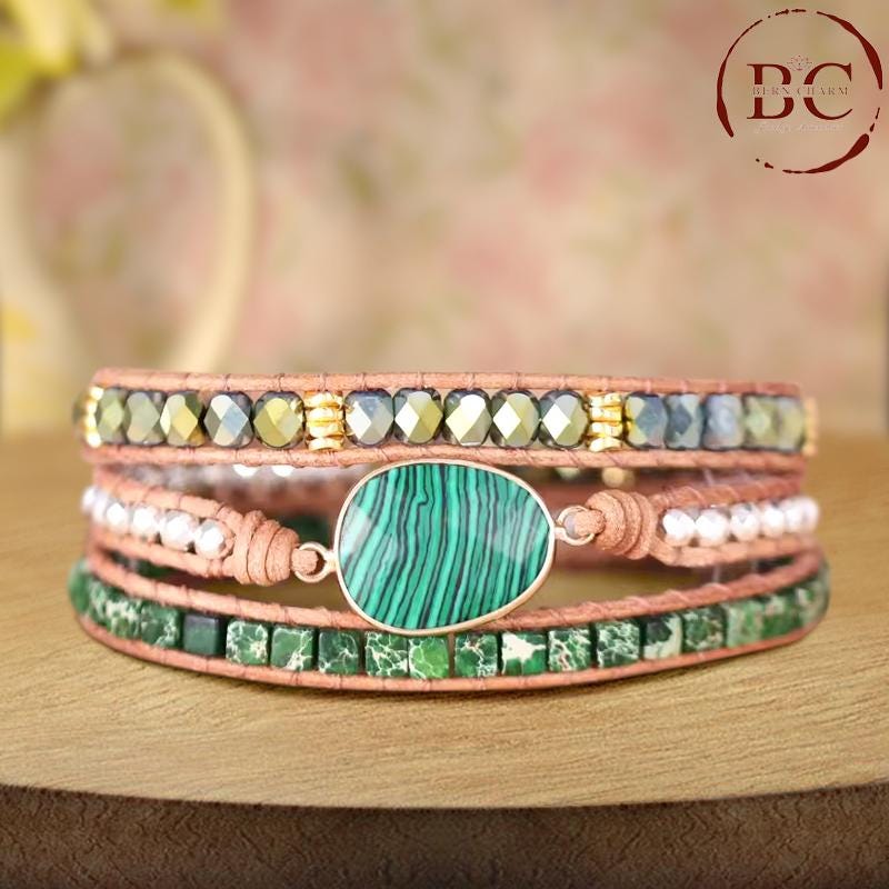 Gevlochten leren wikkelarmband: groene boho-sieraden met kralen van natuursteen