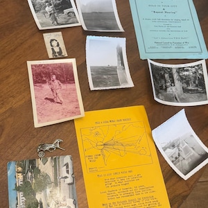 Fotos militares vintage, cartão postal de Chipre, prendedor de gravata Scioto e conjunto de itens efêmeros anti-guerra