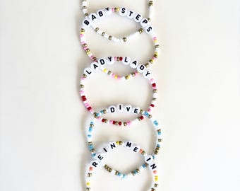 Paquete de cinco pulseras de la amistad de Olivia Dean