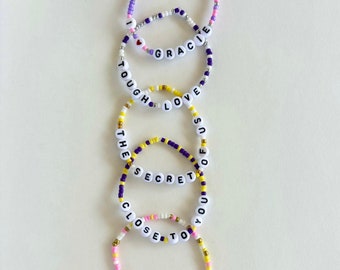 Paquete de cinco pulseras de la amistad de Gracie Abrams