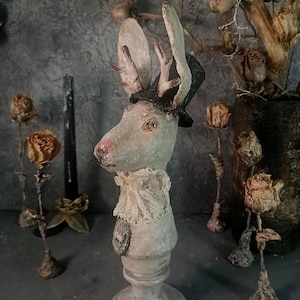 Bambola d'arte Coniglio con corna, busto interno Coniglio bianco, Coniglio antropomorfo con cilindro, Coniglio in cartapesta - Busto da collezione