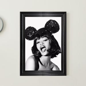 Naomi Campbell Vintage Framed Wall Art | Fashion Icon Print | Celebrity Portrait Decor | Retro Photography Wall Art