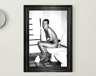 Kate Moss Vintage Framed Wall Art - Iconic Fashion Photography Toilet Poster - Retro Woman Print for Stylish Home Decor