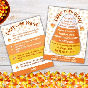 Op de afbeelding: Twee kaarten met gebeden en evangelieboodschappen met een candy corn-thema. De kaarten zijn wit met oranje en gele accenten en candy corn-afbeeldingen. Een kom met candy corn en verspreide candy corn zijn ook zichtbaar.