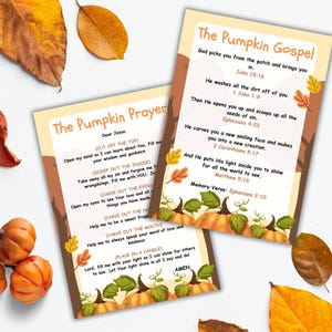 Op de afbeelding: Twee kaarten met de tekst "The Pumpkin Prayer" en "The Pumpkin Gospel" worden getoond met pompoenen en herfstbladeren. De kaarten bevatten bijbelverzen en een gebed. De achtergrond is wit.