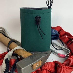 Forest Green Canvas Chalk Bag – ręcznie robiony sprzęt wspinaczkowy do boulderingu i wspinaczki sportowej