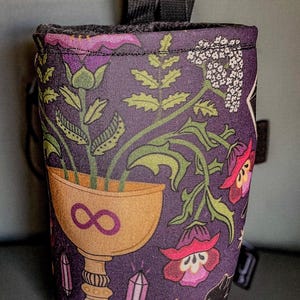 Bolsa de giz de bruxa encantada para escalada em rocha, vibrações roxas com ícones místicos – cartas de tarô, gato preto, cristais brilhantes e cobras