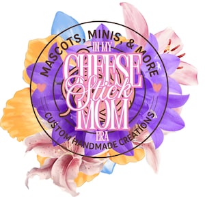 Könnte beinhalten: Ein florales Design mit dem Text "MASCOTS, MINIS, & MORE" und "IN MY CHEESE STICK MOM ERA CUSTOM HANDMADE CREATIONS". Das Design zeigt eine lila Blume mit einem rosa und weißen Text-Overlay, umgeben von orangefarbenen, rosa und blauen Blumen.