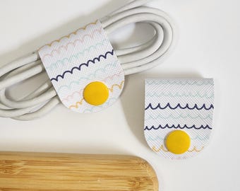 Organiseur de fil métallique pour oreillettes pour elle | Passe-câbles | Cadeau de remplissage de bas de Noël pour elle | Rangement pour câbles en cuir | Pétoncles