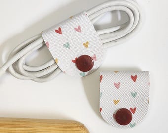 Organiseur de fil métallique pour oreillettes avec grands cœurs pour elle | Passe-câbles | Cadeau de remplissage de bas de Noël pour elle | Rangement pour serre-câbles en cuir