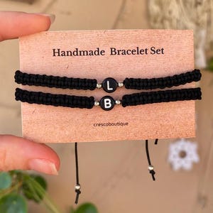 Juego de 2 pulseras de iniciales personalizadas para parejas, pulseras de amistad impermeables personalizadas, pulseras de macramé a juego para él y ella