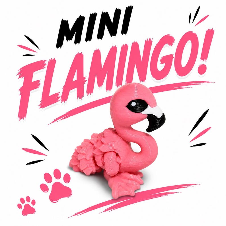 Op de afbeelding: Een roze 3D-geprinte flamingo beeldje met een zwarte snavel en oogdetails. De tekst "MINI FLAMINGO!" wordt weergegeven in zwart en roze. Roze pootafdrukken zijn ook zichtbaar.
