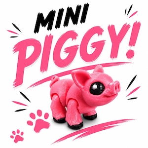 Op de afbeelding: Een roze, beweeglijk speelgoedvarken met zwarte ogen en hoeven. De tekst "MINI PIGGY!" staat boven het varken, met pootafdrukken en penseelstreken. Het speelgoed is een leuk, speels item.