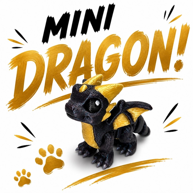 Op de afbeelding: Een zwart en goudkleurig miniatuur drakenbeeldje met de tekst "MINI DRAGON!" in goud en zwart. De draak heeft gouden accenten op zijn hoorns, vleugels en buik. Voetafdrukken en gouden penseelstreken versieren de witte achtergrond.