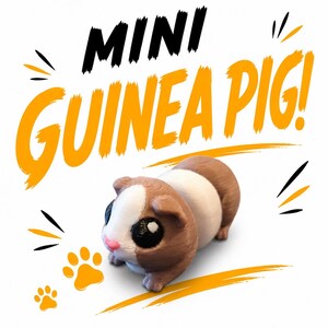 Op de afbeelding: Een 3D-geprinte mini-caviafiguur in bruin, wit en roze, met grote zwarte ogen. De afbeelding bevat de tekst "MINI GUINEA PIG!" in zwart en oranje, samen met pootafdrukken en decoratieve lijnen.