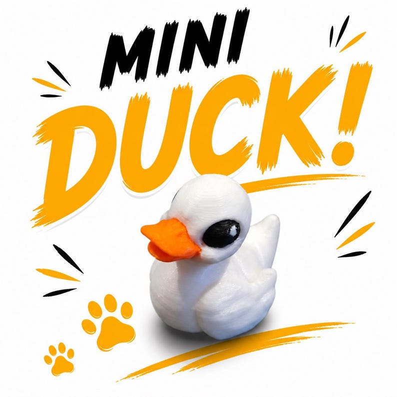 Op de afbeelding: Een witte miniatuur eend met een oranje snavel en zwarte ogen. De afbeelding bevat de tekst "MINI DUCK!" in zwart en oranje, samen met pootafdrukken en decoratieve lijnen. De eend is een klein beeldje.