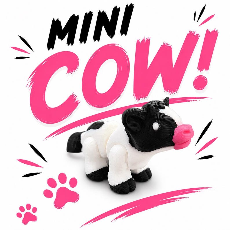 Op de afbeelding: Een wit en zwart miniatuur koeienbeeldje met een roze neus en zwarte hoeven. De tekst "MINI COW!" staat in zwart en roze boven de koe. Roze pootafdrukken en penseelstreken staan ook in de afbeelding.