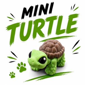 Op de afbeelding: Een kleine 3D-geprinte schildpadfiguur. De schildpad heeft een lichtgroen lichaam, een bruin schild en grote zwarte ogen. De woorden "MINI TURTLE" staan in zwart en groen boven de schildpad.