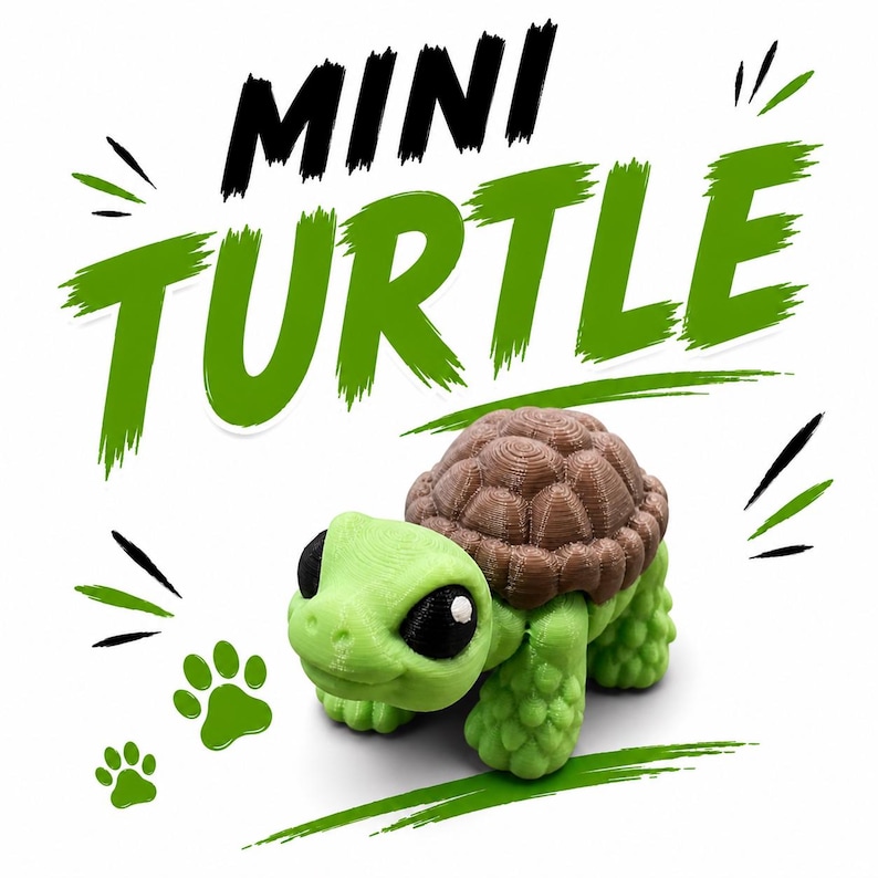 Op de afbeelding: Een kleine 3D-geprinte schildpadfiguur. De schildpad heeft een lichtgroen lichaam, een bruin schild en grote zwarte ogen. De woorden "MINI TURTLE" staan in zwart en groen boven de schildpad.