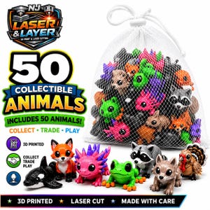 Op de afbeelding: Een set van 50 kleurrijke, 3D-geprinte verzamelbare dierenfiguren. De set bevat een verscheidenheid aan dieren, zoals een vos, een kikker en een wasbeer. De figuren worden in een mesh-tas en ook individueel gepresenteerd. De tekst zegt "Collect, Trade, Play."
