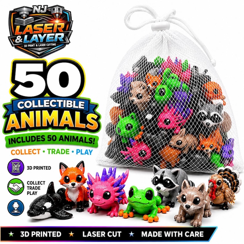 Op de afbeelding: Een set van 50 kleurrijke, 3D-geprinte verzamelbare dierenfiguren. De set bevat een verscheidenheid aan dieren, zoals een vos, een kikker en een wasbeer. De figuren worden in een mesh-tas en ook individueel gepresenteerd. De tekst zegt "Collect, Trade, Play."