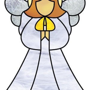 Puede incluir: Un diseño de ángel de vidriera con un halo, alas y una túnica fluida. El ángel presenta un halo amarillo, cabello castaño y una prenda amarilla. Las alas tienen una apariencia plateada texturizada y la túnica es blanca con efecto marmoleado.