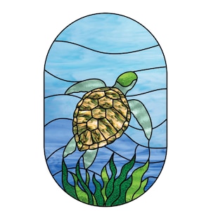 Puede incluir: Panel de vidrieras ovalado que representa una tortuga marina nadando en agua azul con algas verdes. La tortuga tiene un caparazón marrón y amarillo, cabeza y aletas verdes.