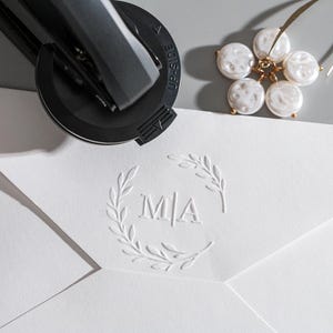 Aangepaste bibliotheekboek reliëfstempel, aangepaste logo reliëfstempel, ex-libris reliëfzegel, gepersonaliseerde monogram reliëfstempel, boekenwurmcadeaus, zwart
