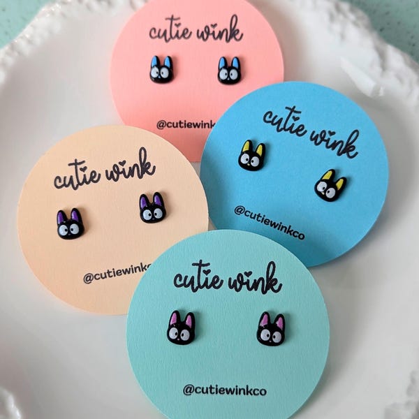 Pendientes de gato de anime, inspirados en Jiji, hechos a mano, kawaii, gato de la suerte, morado, rosa, azul y amarillo.