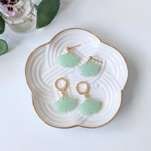 Pendientes de hoja de ginkgo de jade verde, chapados en oro, aros pequeños, pendientes de bola, hechos a mano, imitación de jade.