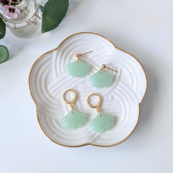 Oorbellen groene jade ginkgoblad, verguld, Huggie Hoops, balstekers, handgemaakt, faux jade