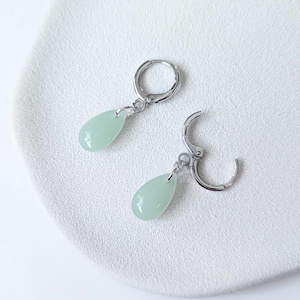 Grüne Jade Ohrringe, Silber Huggie Creolen, Ball Ohrstecker, handgefertigt, Faux Jade